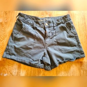 Universal Thread midi shorts in size 6/28 olive green jean